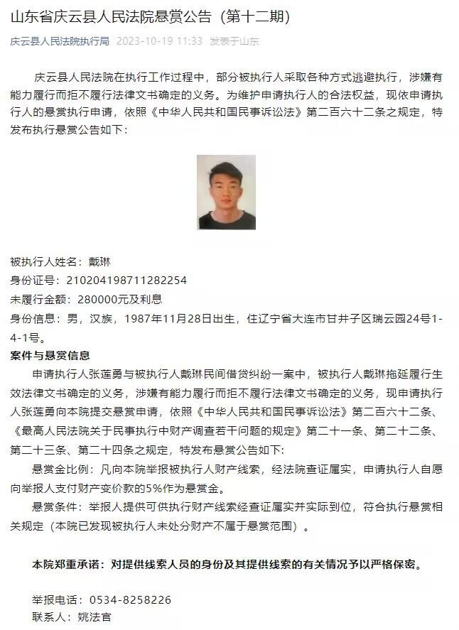 海报中，面对来势汹汹的外星入侵者与被战火席卷的人类家园，灰鹰小队四人坐在战斗机中正面迎战敌人，鹿晗一行人义无反顾的坚毅目光，展露出为最后希望拼死一搏的勇气与决心